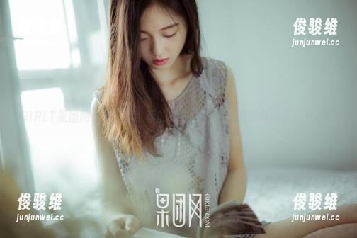 GIRLT果团网 - 看！龚玥菲的奶牛，图片中的温柔与挑逗并存。