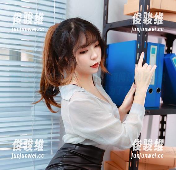 翻开Leah梓未的护士美图，瞬间感觉自己像回医院看病了……只是为了壁纸。
