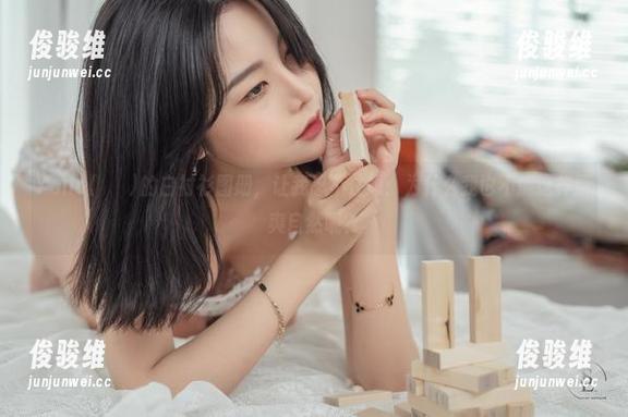 Yuna(윤아)的白衬衫图册，让我忍不住想：为什么我也不能这样清爽自然呢？