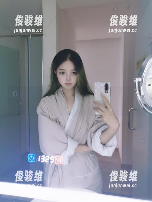 eloise软软 eloise软软紫色韵味写真,仿佛是一场视觉的恋爱,快来一起坠入!