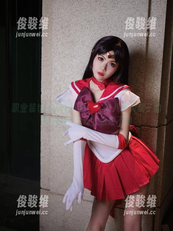 职业装也可以很可爱！一米八的大梨子的写真风格总让人意想不到