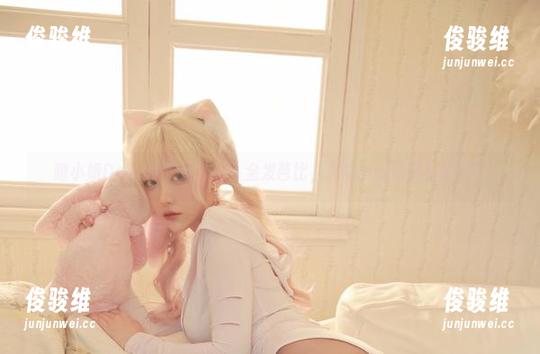 啾小妍Deer的在线作品：金发芭比，光影中的调皮小精灵！