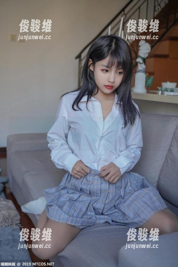 职场中的清新风——喵糖映画高清职业装少女套图，气场全开！