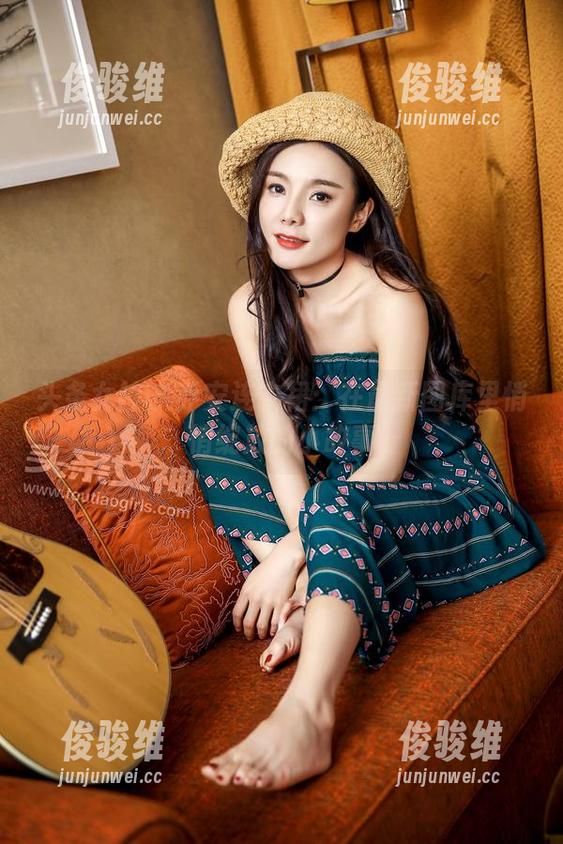 头条女神 - 乔安连衣裙：在最新图库里悄悄绽放的小故事