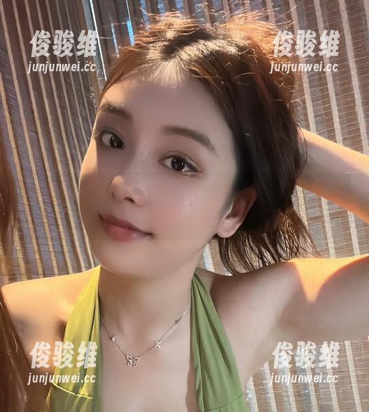 微密圈 - 奶雯的浴室性感合集：光影交错的欲望