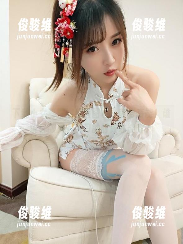 下载小女巫露娜校服图包，前方高能！谁说校服只有学习的时候才能穿？