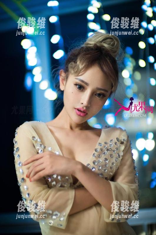 尤果网 - Sara的丝袜分享：每一件作品都藏着小秘密，快来探险吧！