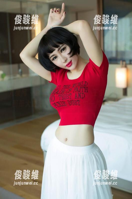 尤果网 - 水里玩儿得真不赖，王尔琳泳池图册大放送，免费给你心中一片清凉！