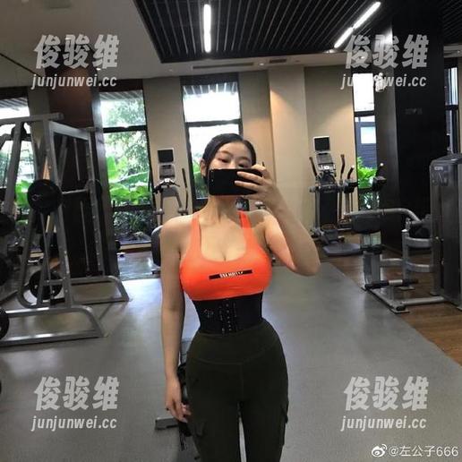 微密圈 - 空姐的轻松一刻：左公子666带你进入写真分享的奇妙世界！