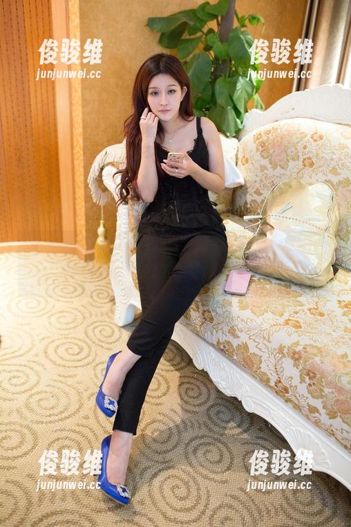 推女郎 - 冬日奇遇：王馨瑶的圣诞写真图包，快来看看她和圣诞树的亲密互动！