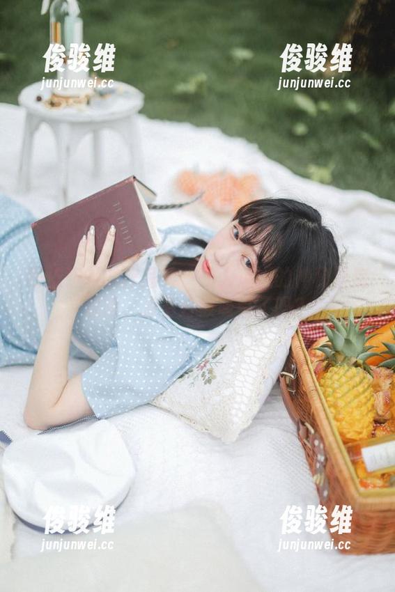 是依酱呀的作品集——人鱼姬的神秘海底冒险，准备好被吸引了吗？
