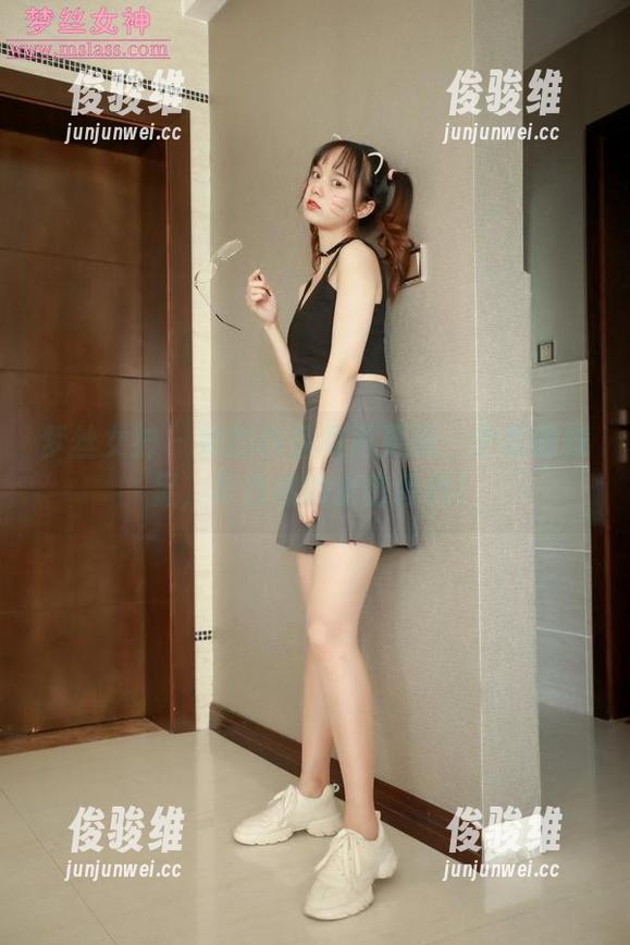 梦丝女神 - 她的作品集再更新：宁夏的裸足，与自然的亲密接触！