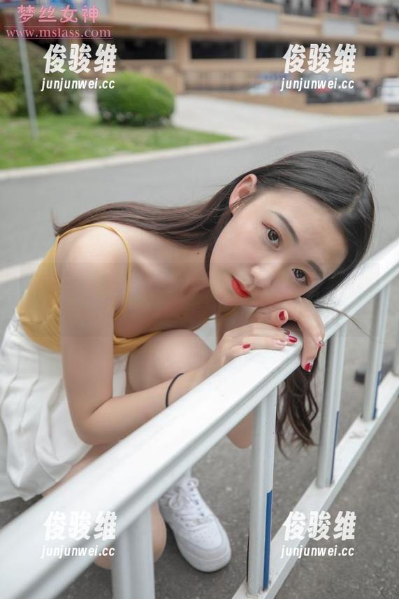 梦丝女神 - 别光看礼服！魏婷婷的幽默感让图集变得更炸裂！