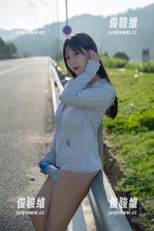 穿越光影：浅安安的短裤高清写真集，每一帧都是夏日