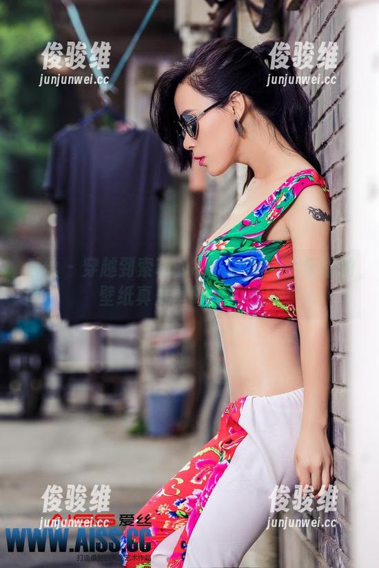 爱丝-索菲 爱丝 - 穿越到索菲的制服世界:合集里的壁纸真是壁咚我的心!