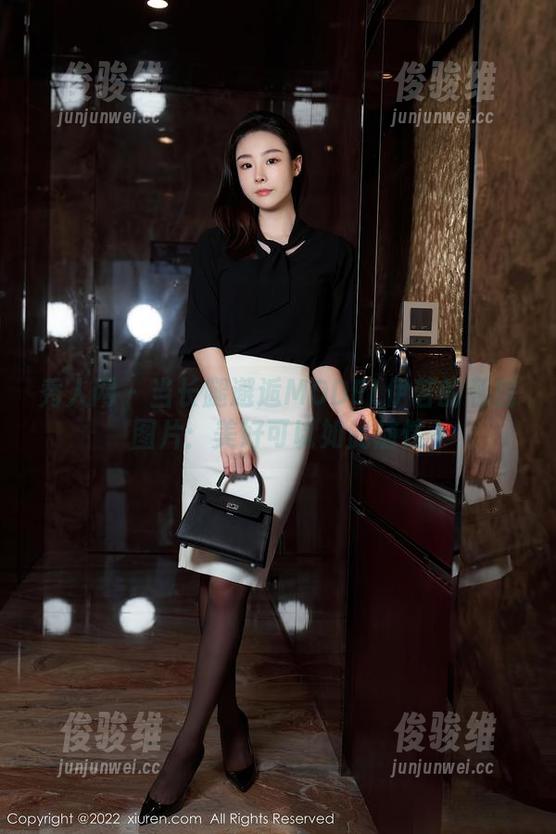 秀人网 - 当长腿邂逅MODEL伊若的私房图片：美好可以如此随性
