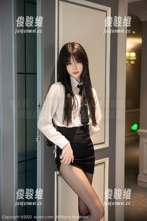 秀人网 - Olivia童安琪与死库水的清晨：原图&套图，阳光洒在水面冰冰凉！