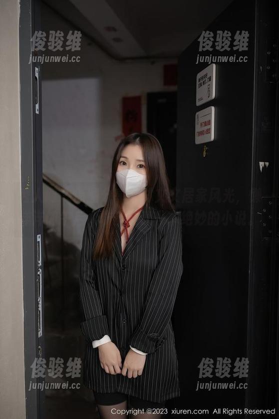 秀人网 - 原图分享：林文文居家风光，懒洋洋的午后，仿佛在读一本绝妙的小说。