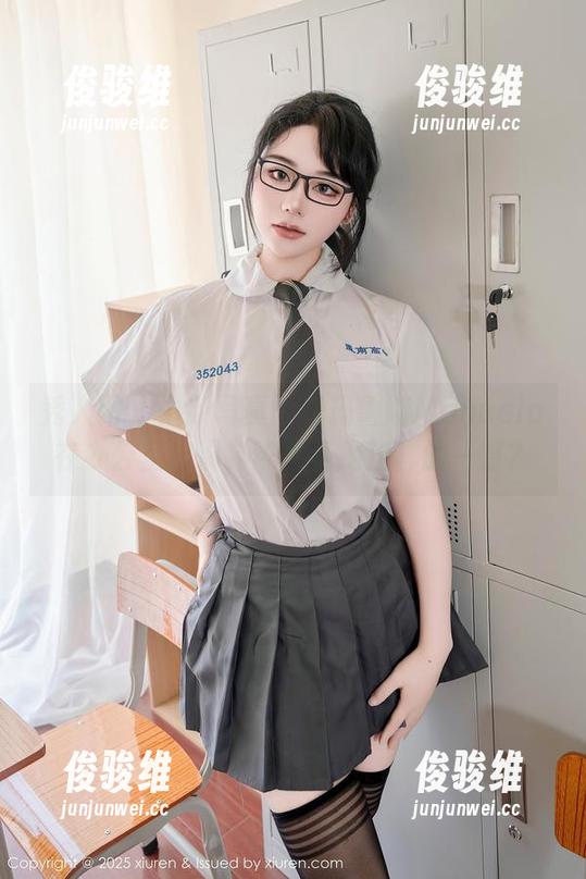 秀人网-玛鲁娜Manuela 秀人网 - 最新写真:当玛鲁娜Manuela在办公室出现,谁能拒绝这样的一瞥?