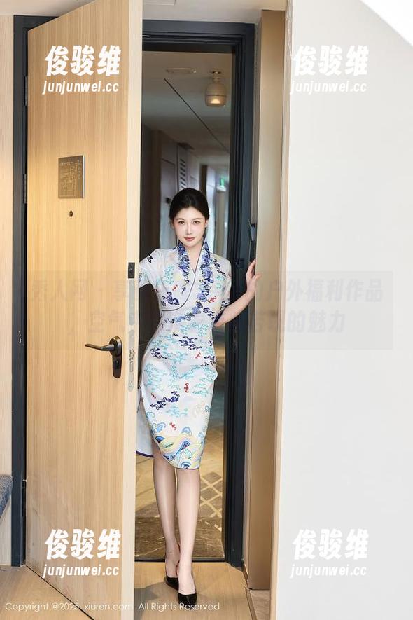 秀人网-白微Sera 秀人网 - 享受白微Sera的户外福利作品,空气中弥漫着若隐若现的魅力