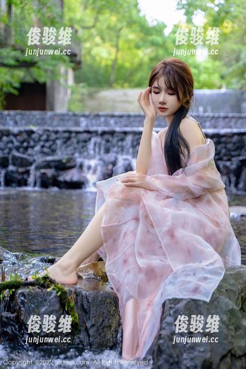 秀人网 - 学姐陈伊人写真大集合：幽暗角落里的光芒