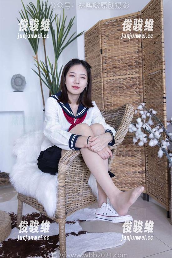 袜啵啵 - 白色棉袜的新生：熊熊教你如何把袜子踩脏成艺术，精选图片速看！