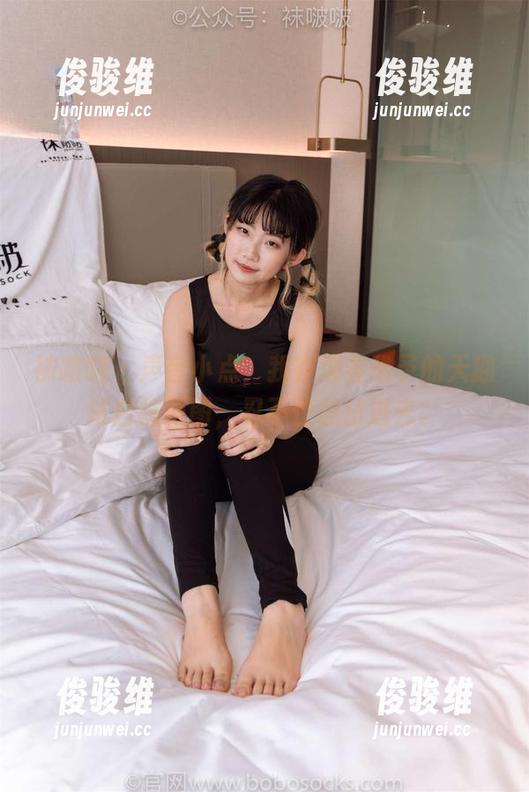 袜啵啵 - 声音小点，我在观看稚予的天鹅绒白袜原图，忍不住想钻进去。