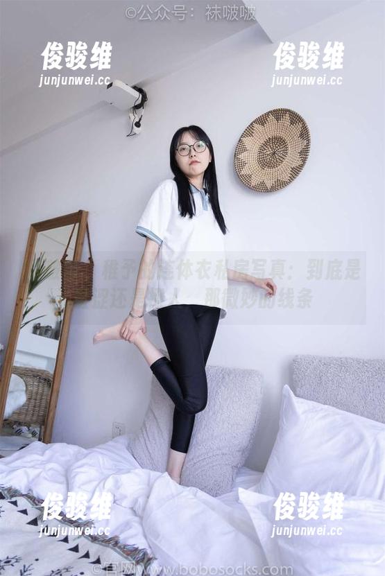 袜啵啵 - 稚予的连体衣私房写真：到底是羞涩还是撩人，那微妙的线条