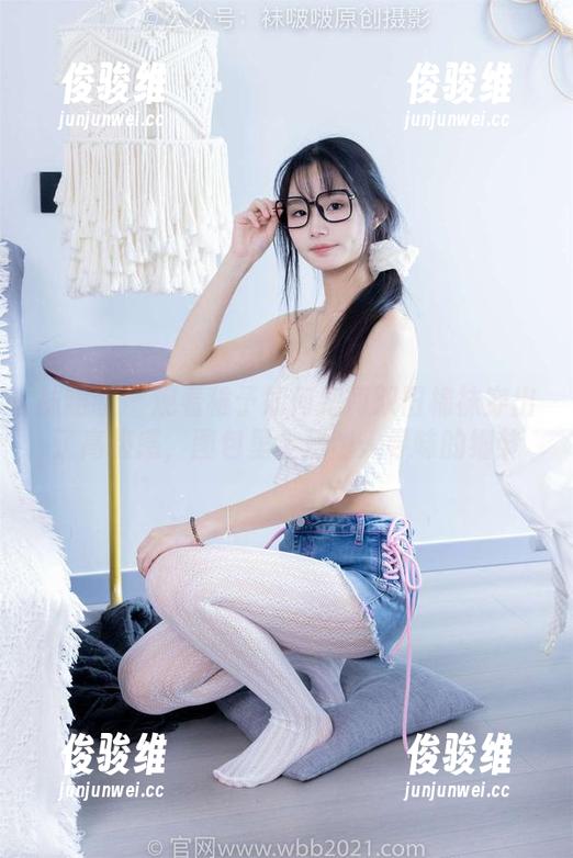 袜啵啵-稚予 袜啵啵 - 观看稚予如何把两双旧棉袜穿出了高级感,图包里全是耐人寻味的细节