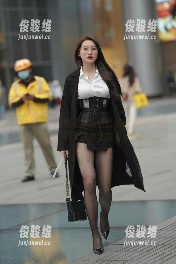 魔镜街拍：观看这些黑色丝袜职业装女郎，让你直呼‘今天的会议我有点期待’！