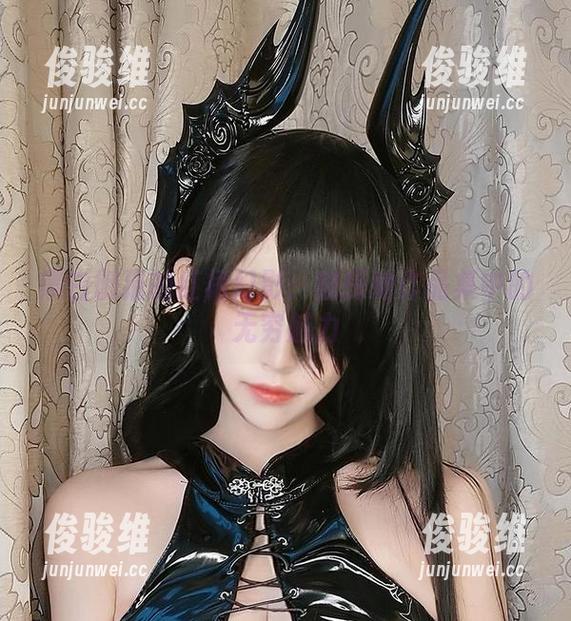 黑白御猫的红裙幻影：窥探她作品集中的无穷魅力